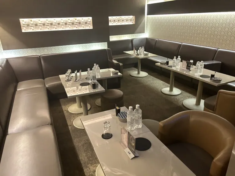 奏 (カナデ)の店内