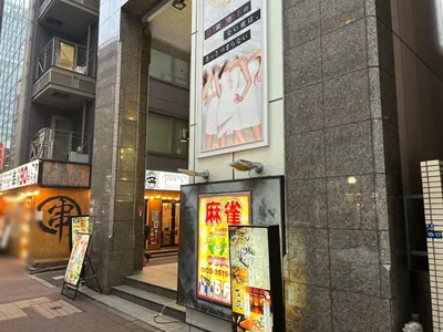 ディザイアへの道順 8／8：少し進むと右手に新橋ディザイアの入る「PLAZA T2ビル」があります。