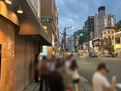 ビゼへの道順 7／8：左手三つ目の路地も超えて直進します。