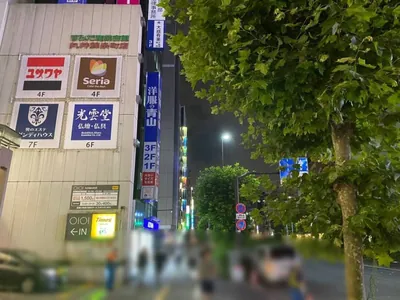 パブロへの道順 4／7：横断舗装を渡ったら右折します。