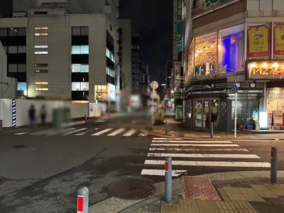 サロンドクラブへの道順 5／11：一つ目の十字路を越えて直進します。