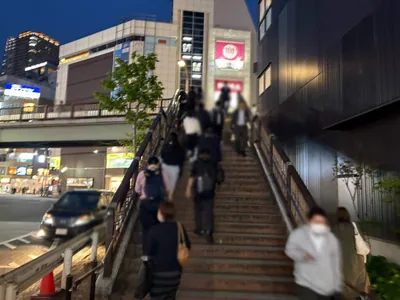 ルナリアへの道順 3／9：歩道橋を上ります。