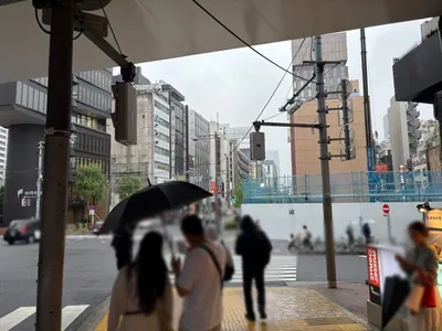 水滴 （シズク）への道順 4／10：二つ目の横断歩道を渡ったら右折します。