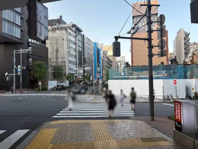 グレへの道順 4／7：二つ目の横断歩道を渡って右折します。