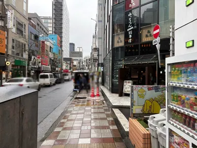 イチへの道順 8／12：右手一つ目の路地を越えて直進をします。