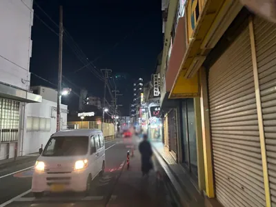 翡翠 （ヒスイ）への道順 6／9：右折後直進します。