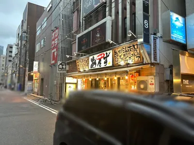 ギャラリーへの道順 6／6：少し進むと右手に神田ギャラリーの入る「渡辺住研ビル」があります。
