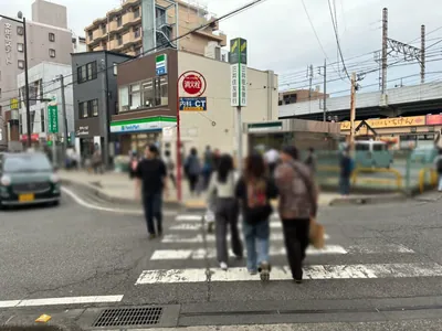 グランクラスへの道順 3／7：横断歩道を渡ります。