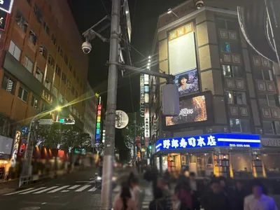 金曜日のプリンセスへの道順 9／10：直進すると「新宿区役所通り(風林会館)」の交差点に出るので右折します。
