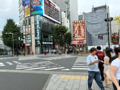 スイ （粋/SUI）昼への道順 3／12：正面の横断歩道を渡って路地に入ります。