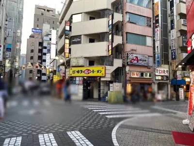 レイへの道順 7／7：二つ目の十字路の右手の奥の角に池袋レイが入ります。
