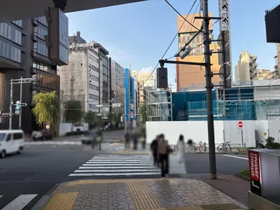 ミューシャへの道順 4／8：二つ目の横断歩道も渡り直進します。
