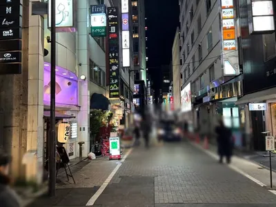 ソシエグランへの道順 8／8：十字路に出る手前の左手に銀座ソシエグランの入る「新橋会館」があります。