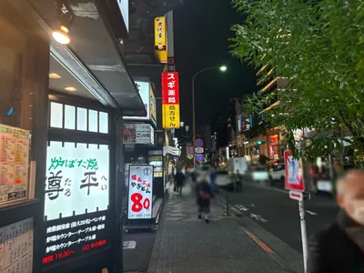 ミントへの道順 6／8：二つ目の左手路地を越えて直進します。