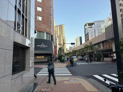 メニルへの道順 7／12：二つ目の横断歩道も渡って直進を続けます。