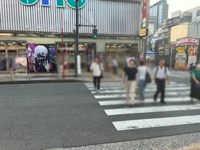 カラットへの道順 2／5：駅を背にして、左手の横断歩道を渡り右折します。