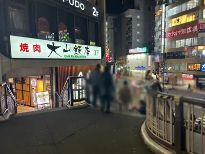 リリアンへの道順 4／10：突き当りの右の階段を下ります。