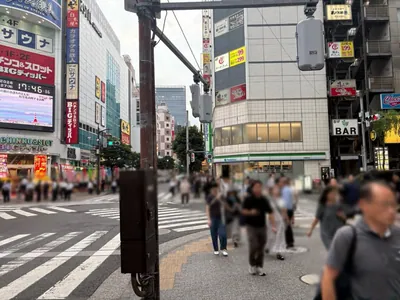 B4 （ビーフォー）への道順 3／5：一つ目の十字路を越えて直進します。