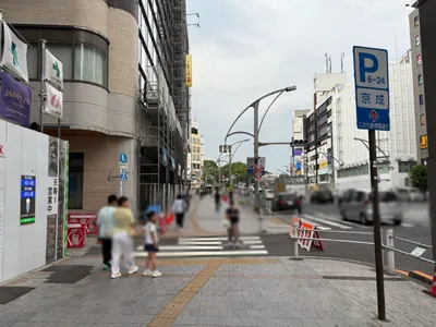 クラッシュへの道順 3／10：1つ目の横断歩道を渡ります。