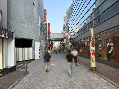 ガールズコレクションへの道順 4／11：左手路地を越えて直進します。