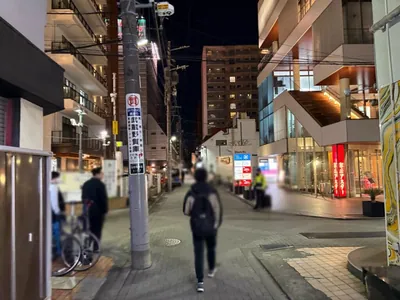 吉祥寺　レオンへの道順 7／8：一つ目の十字路を左折します。