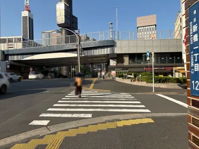 ルシェンテへの道順 3／8：1つ目の横断歩道を渡り、直進します。