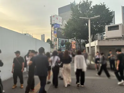 美人茶屋 新宿 （ビジンチャヤ シンジュク）への道順 2／11：駅を背にして線路を左手に直進します。