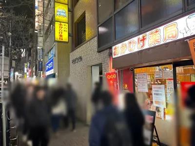 ラッシュへの道順 7／7：右折後、右手3つ目に新橋ラッシュの入る「マクゲンビル」があります。
