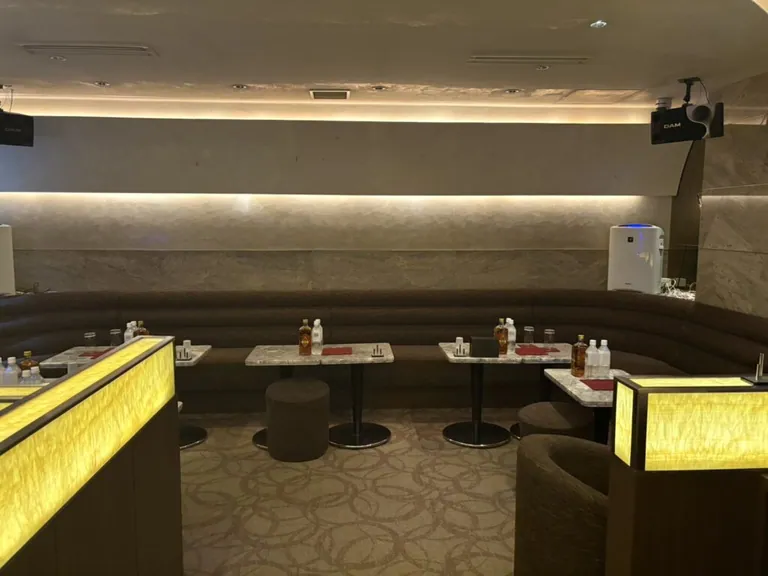 奏 (カナデ)の店内