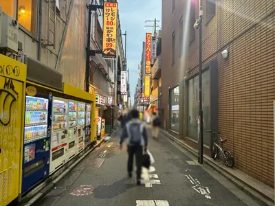 秋葉原　あんりみてっどへの道順 5／7：直進します。