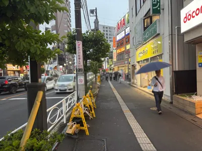 リュクスへの道順 4／5：渡ったら左手に進みます。