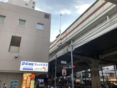 幡ヶ谷　エデンへの道順 2／3：目の前の大通りを左手にして直進します。