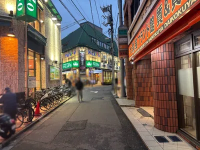 エムへの道順 13／14：直進します。