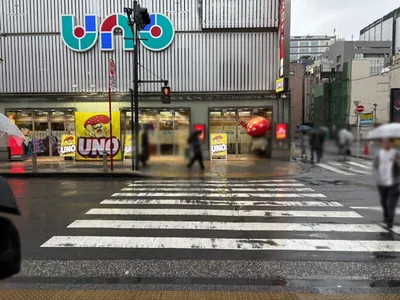 イチへの道順 3／12：横断歩道を渡ったら左手の横断歩道を渡ります。