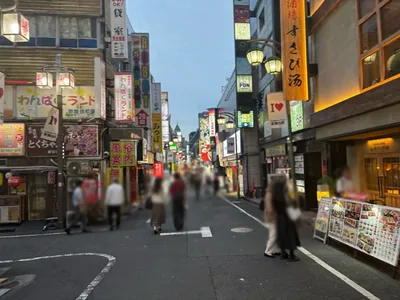 キングダムクイーンへの道順 7／11：一つ目の路地を越えて直進します。