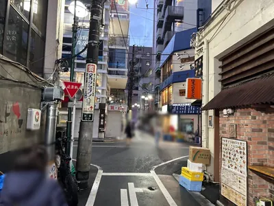 エイムへの道順 5／8：十字路を超えて直進します。