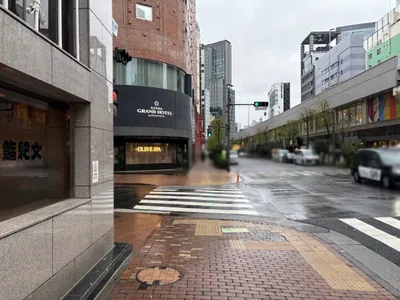 ドルフィンへの道順 7／11：「難波橋」の交差点に出たら横断歩道を渡らずに左折します。