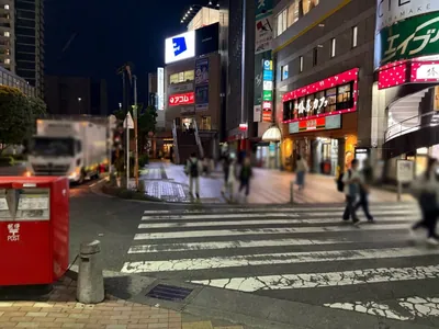 所沢　バビロンへの道順 2／6：駅を背にして目の前の横断歩道を渡り直進します。