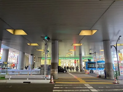 リセントへの道順 3／7：直進してガード下の横断歩道を渡ります。