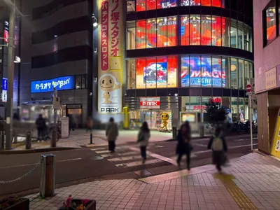 ルパン乃小屋 （ルパンノコヤ）への道順 3／10：一つ目の横断歩道を渡り、ロータリを左手に進みます。