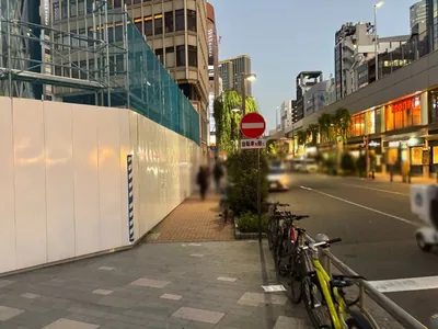キリンへの道順 5／9：横断歩道を渡ったら右折します。