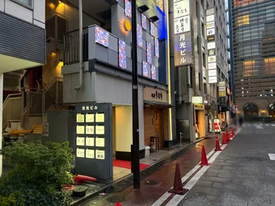 ツリーへの道順 8／8：少し進むと左手に銀座ツリーが入る「月光ビル」があります。