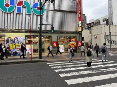 ニューソウルへの道順 3／5：渡ったらすぐ左手の横断歩道を渡り、右折します。