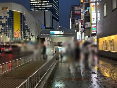 小鳥遊 （タカナシ）への道順 1／5：上野広小路駅を出たら道路を右手に直進します。