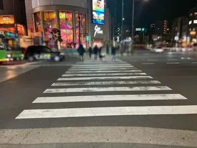 リバティへの道順 3／6：一つ目の交差点、横断歩道を直進します。
