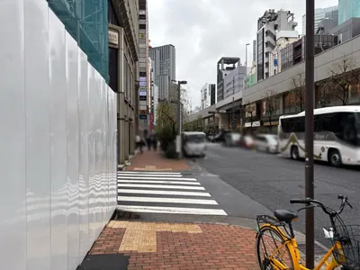 チックへの道順 6／10：一つ目の横断歩道を渡って直進を続けます。