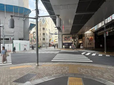 ルナリアへの道順 2／6：駅を背にして正面の横断歩道を渡り、左から2番目の路地に進みます。