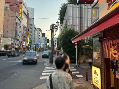 マルメロエットへの道順 6／10：三つ目の右手路地も越えて直進します。