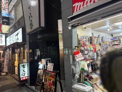 オシモへの道順 9／9：少し進むと右手に渋谷オシモの入る「道玄坂トロワービル」があります。