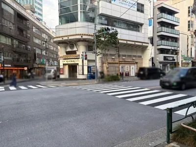 38℃ (サンジュウハチド)への道順 5／11：十字路を横断歩道を渡って右折します。
